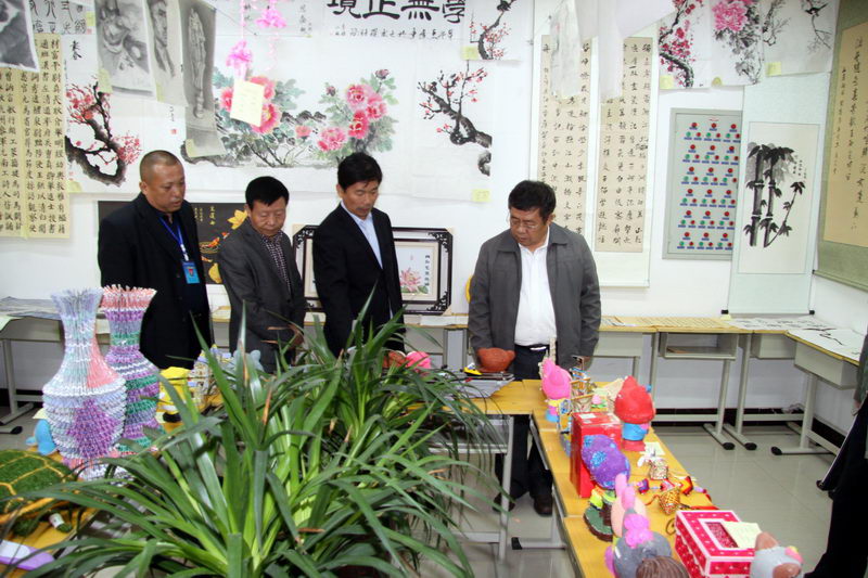 专家观看学生手工和艺术作品