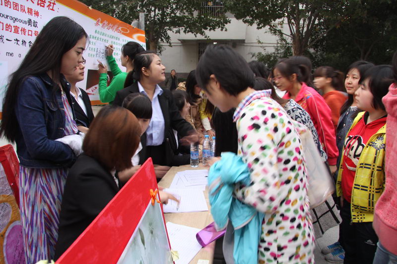 同学们现场报名